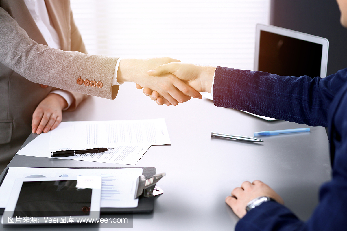 商務(wù)人士握手,結(jié)束會議。文件簽署,協(xié)議和律師咨詢概念。